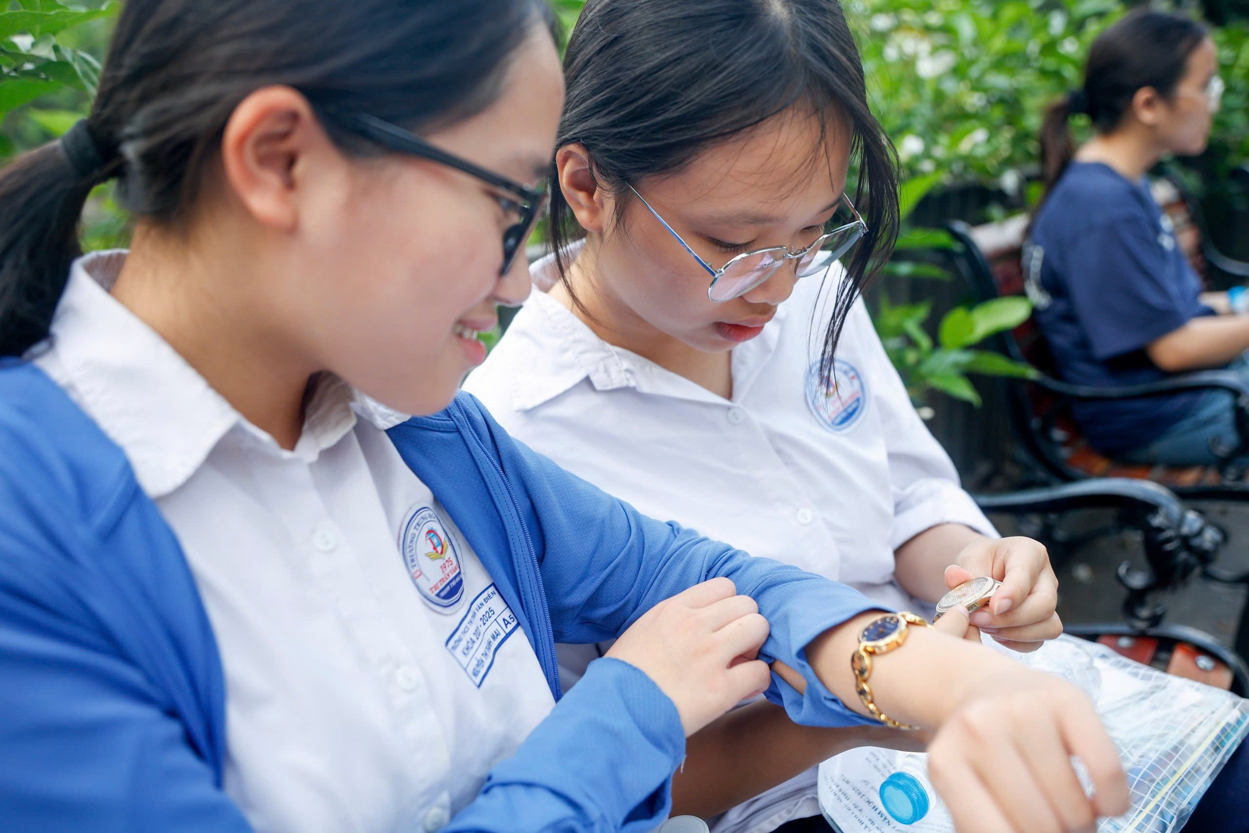 Ông ngoại 76 tuổi đưa cháu đi thi cấp 3 để cháu 'nhận vía tốt' - Ảnh 9.