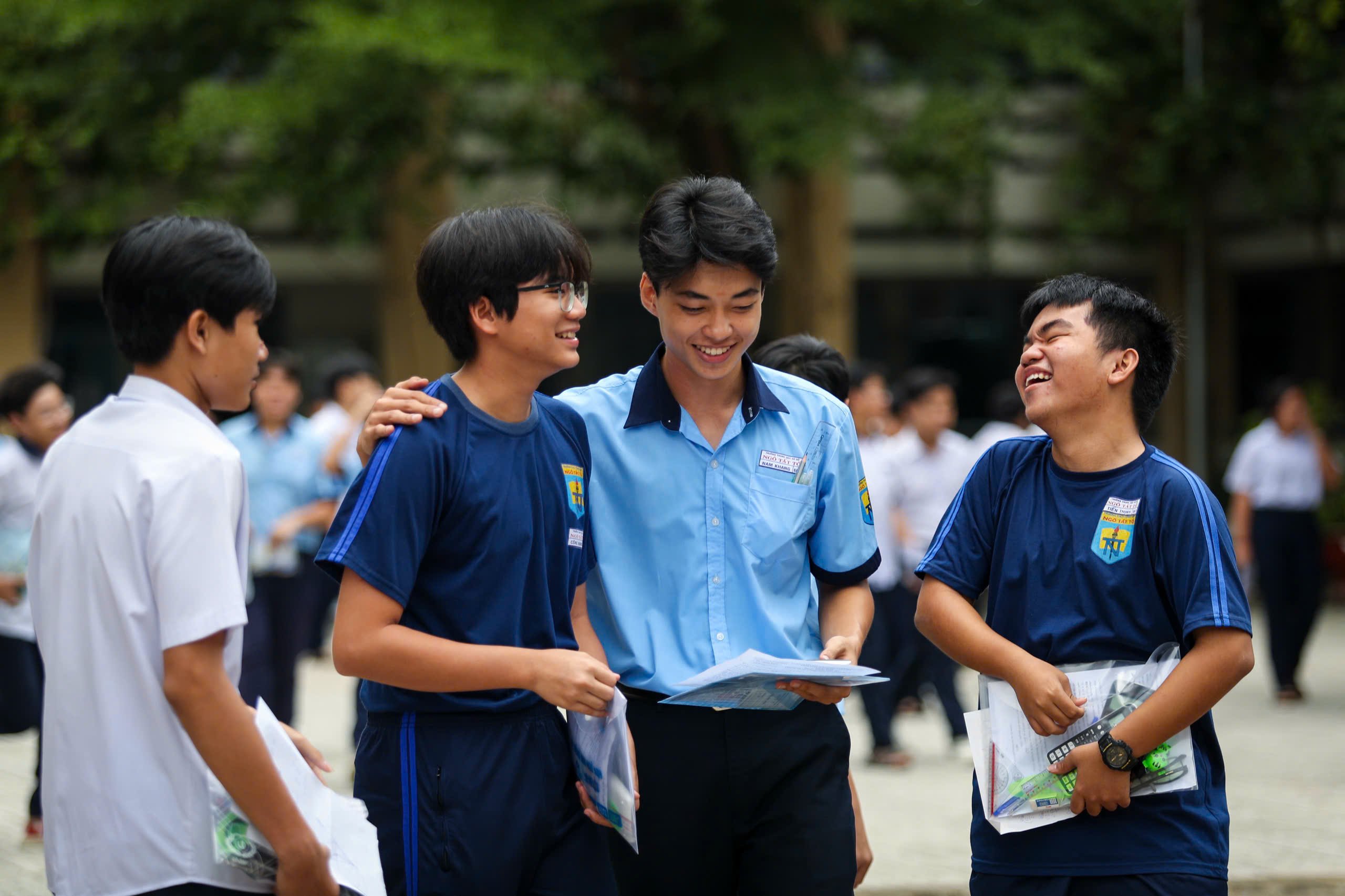 Người rơi lệ, người tươi như hoa sau giờ thi toán lớp 10 TP.HCM - Ảnh 4.