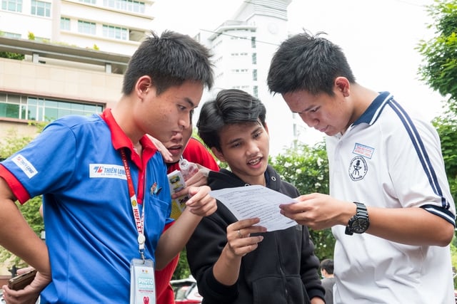 Thi lớp 10 môn toán, thí sinh TP.HCM bật khóc nức nở vì lý do bất ngờ - Ảnh 3.