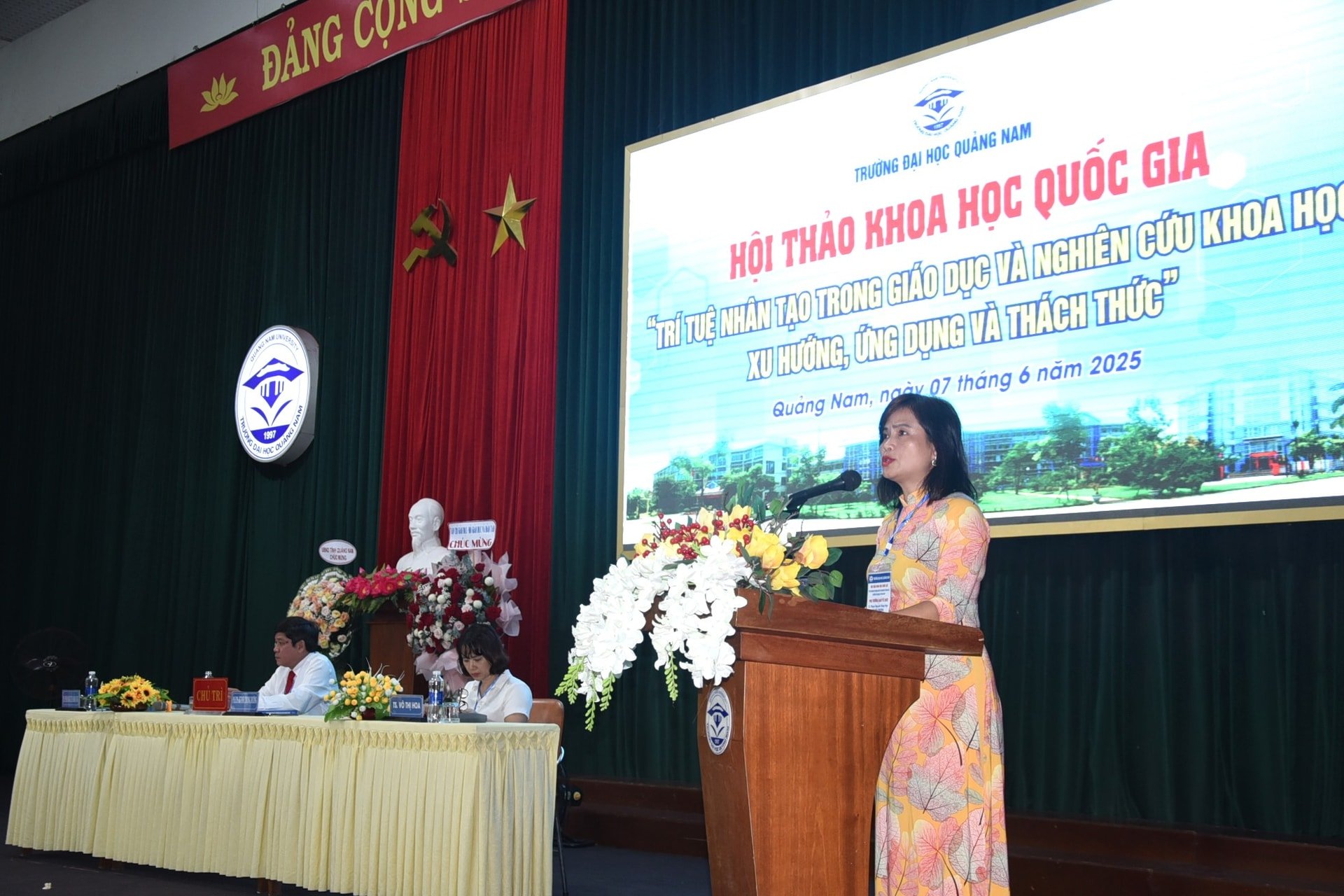 Hội thảo khoa học quốc gia “Trí tuệ nhân tạo trong giáo dục và nghiên cứu khoa học: Xu hướng, ứng dụng và thách thức” do Trường Đại học Quảng Nam tổ chức sáng 7/6. Ảnh: XUÂN PHÚ