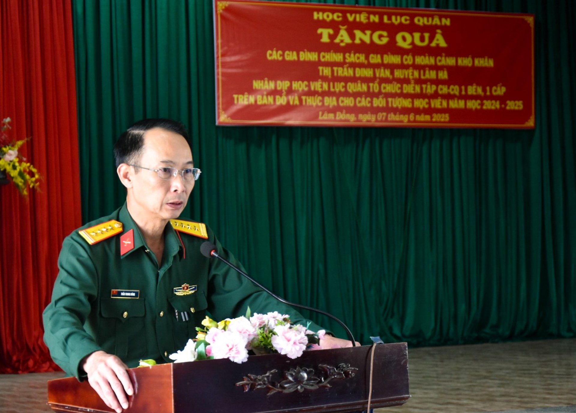 Colonel Tran Trung Dung - Deputy Head of Politics of the Army Academy spoke at the program.