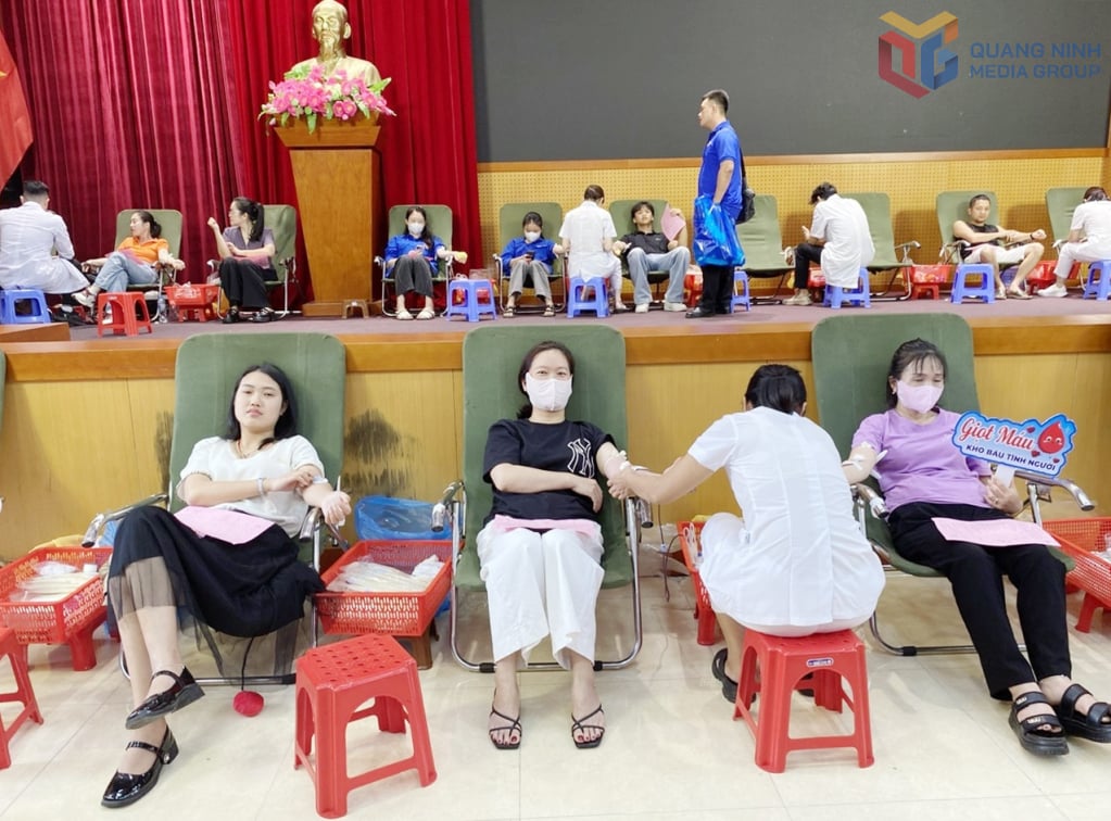 Đông đảo đoàn viên thanh niên, tình nguyện viên Chữ thập đỏ huyện Vân Đồn đang hiến máu tại Ngày hội hiến máu tình nguyện đợt 3 năm 2025.
