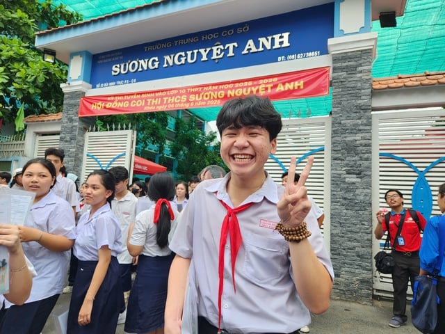 Sĩ tử mong không 'gục ngã', 'bật khóc' sau giờ thi toán lớp 10 TP.HCM - Ảnh 1.