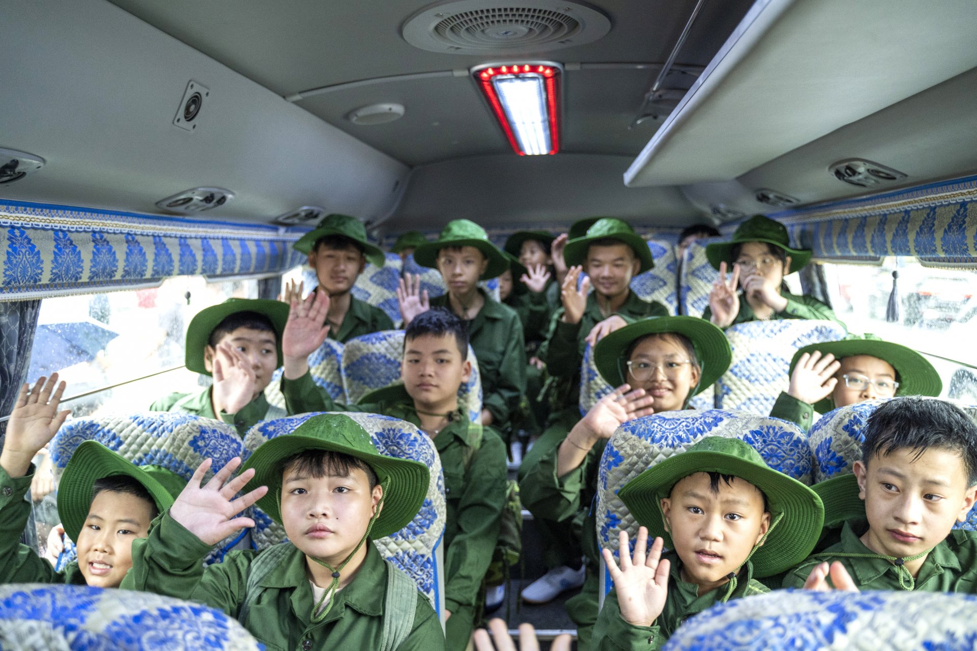Những cái vẫy tay chào già đình trước khi lên đường tham gia trại hè.