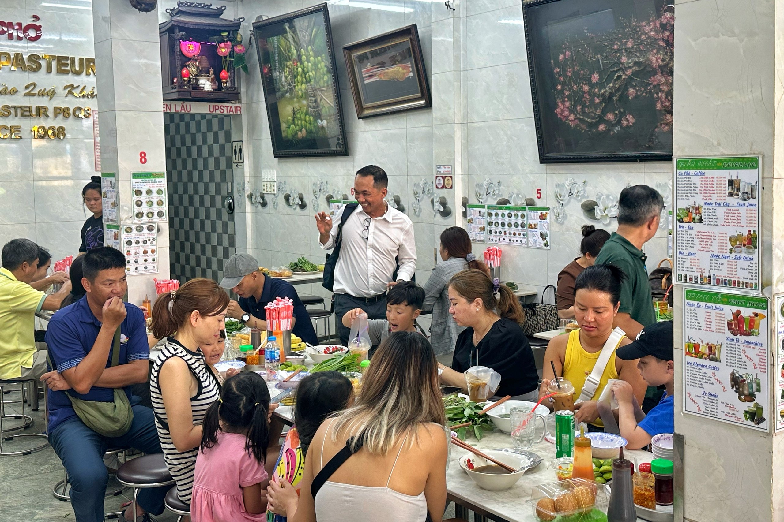 Phở Hòa Pasteur vắng mặt trong Michelin Guide 2025: Quán nổi tiếng giờ ra sao? - Ảnh 3.
