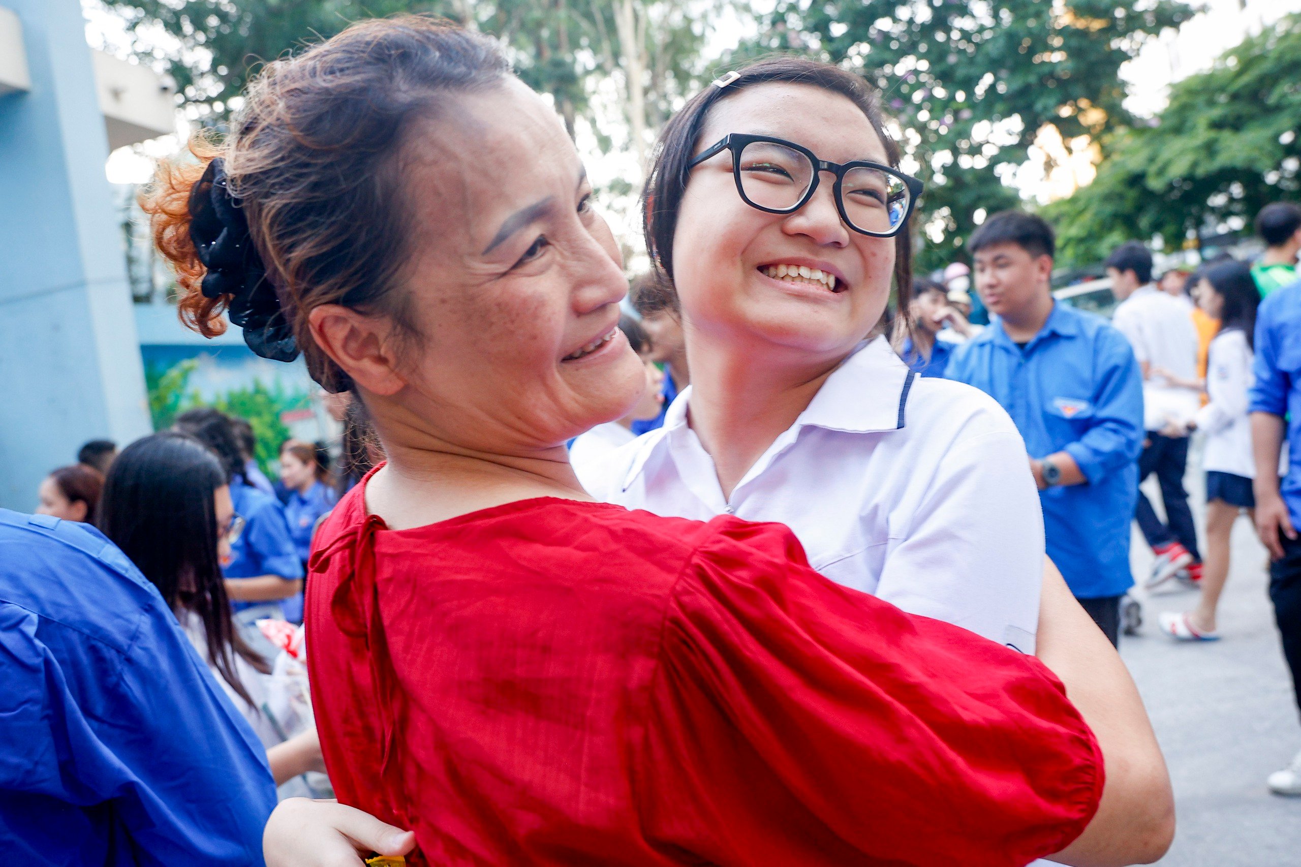 Thí sinh ăn mừng sau kỳ thi vào lớp 10 môn ngọai ngữ Tại Hà Nội - Ảnh 2.