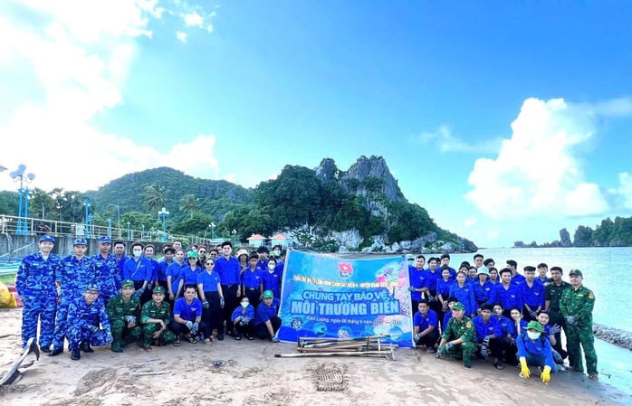 Bộ Tư lệnh Vùng Cảnh sát biển 4 đồng hành với ngư dân Kiên Lương - Ảnh 3.