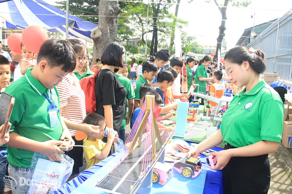 6月1日、ドンナイ児童館で開催された「子どもの遊び場」で、子どもたちがクリエイティブな製品を展示するブースを体験しました。写真：ンガー・ソン  