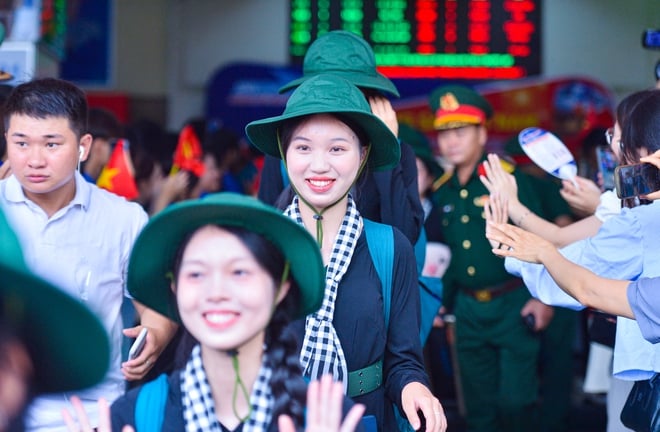 Thiếu uý hoãn cưới và nụ cười tỏa nắng của những nữ chiến sĩ từ Nam ra Hà Nội- Ảnh 8.