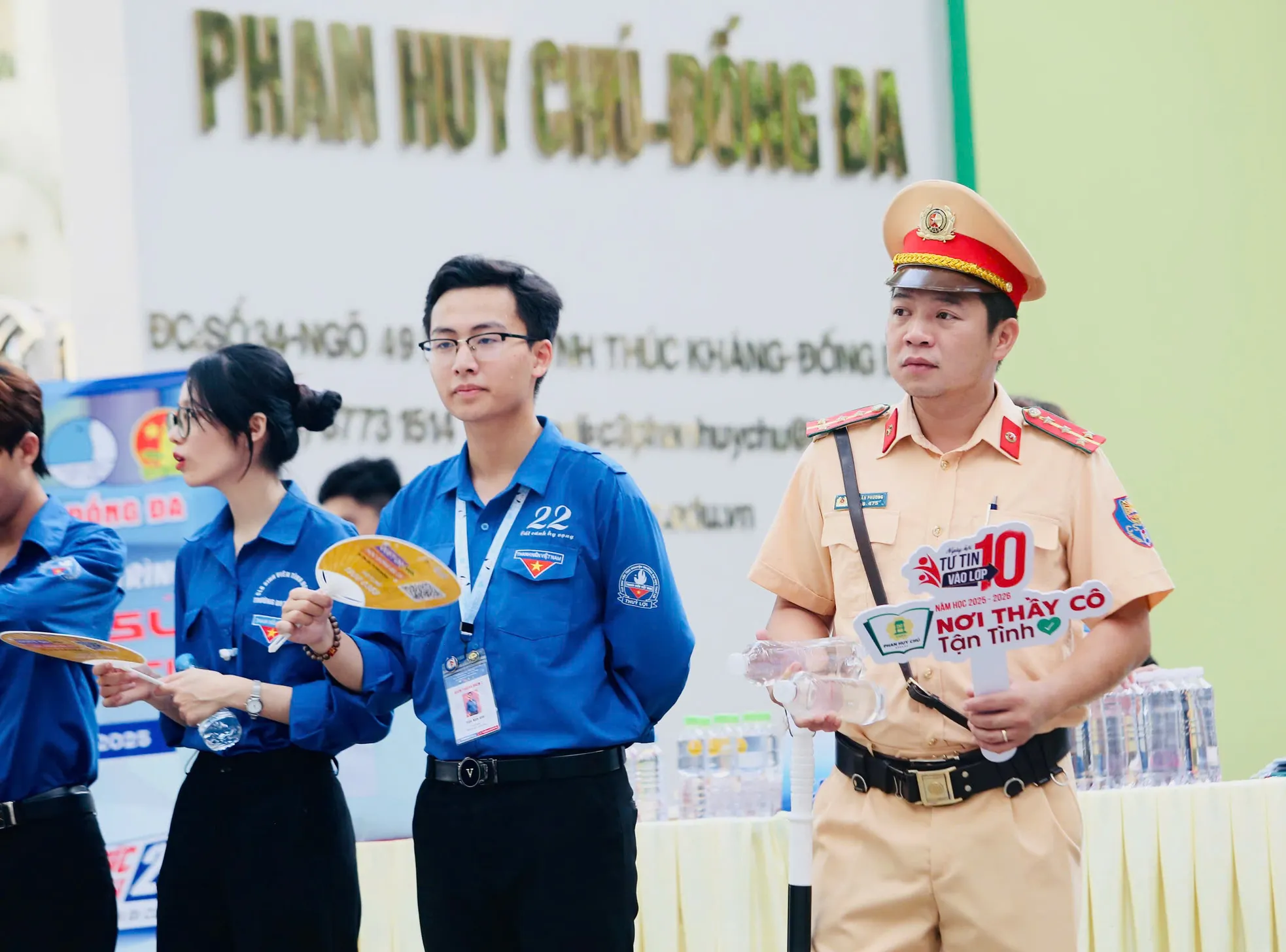 Cán bộ, chiến sĩ Công an Hà Nội túc trực tại các điểm trường hỗ trợ sĩ tử ảnh 11