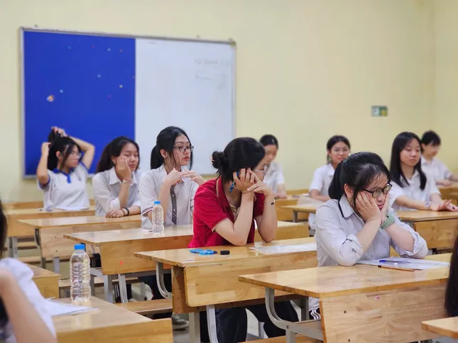 ผู้สมัครเกือบ 103,000 คนในฮานอยเข้าสอบวรรณคดีชั้น ม.4: อัปเดตคำถามสอบและวิธีแก้ภาพสำหรับชั้น ม.4