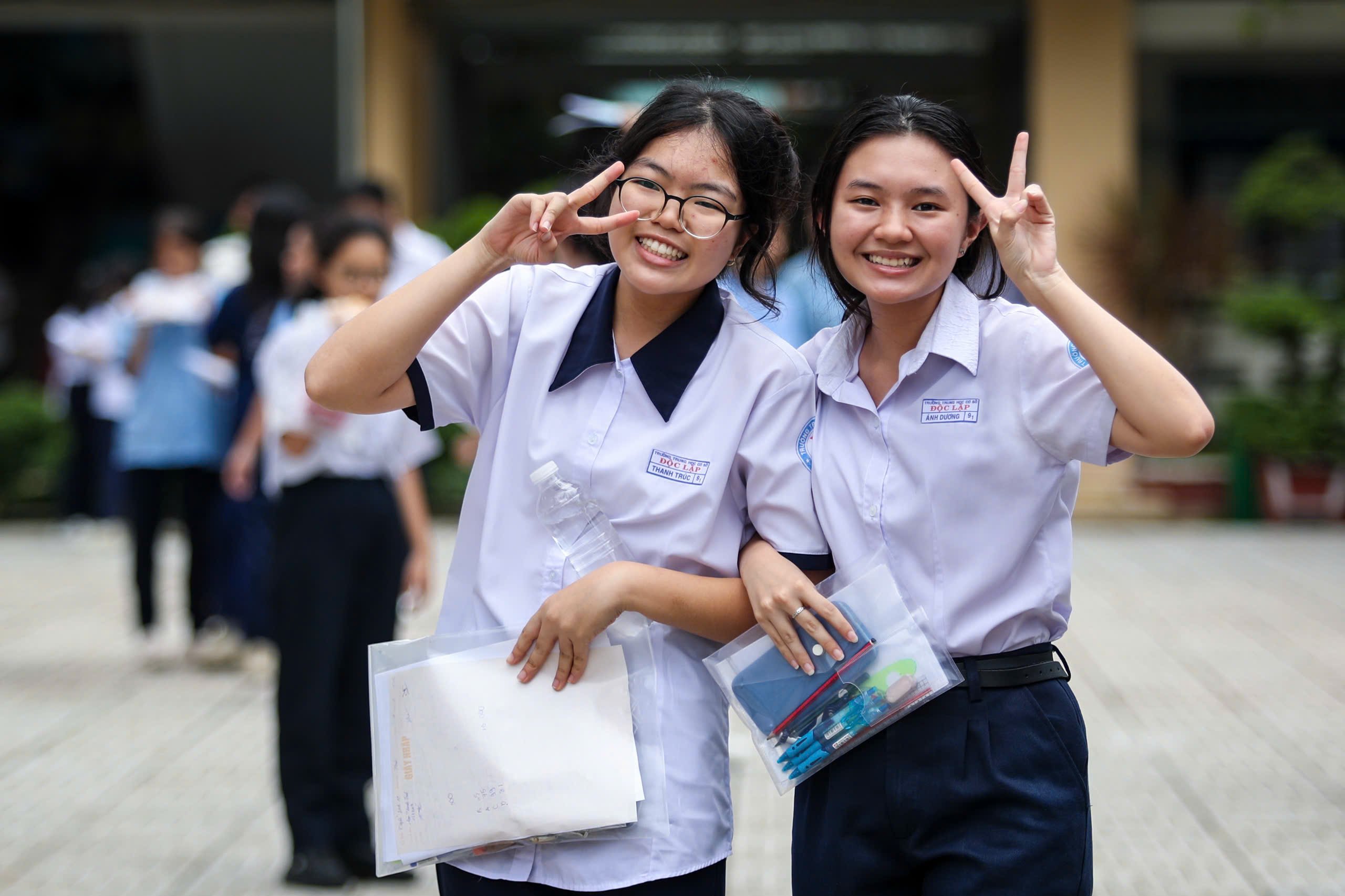 Người rơi lệ, người tươi như hoa sau giờ thi toán lớp 10 TP.HCM - Ảnh 2.