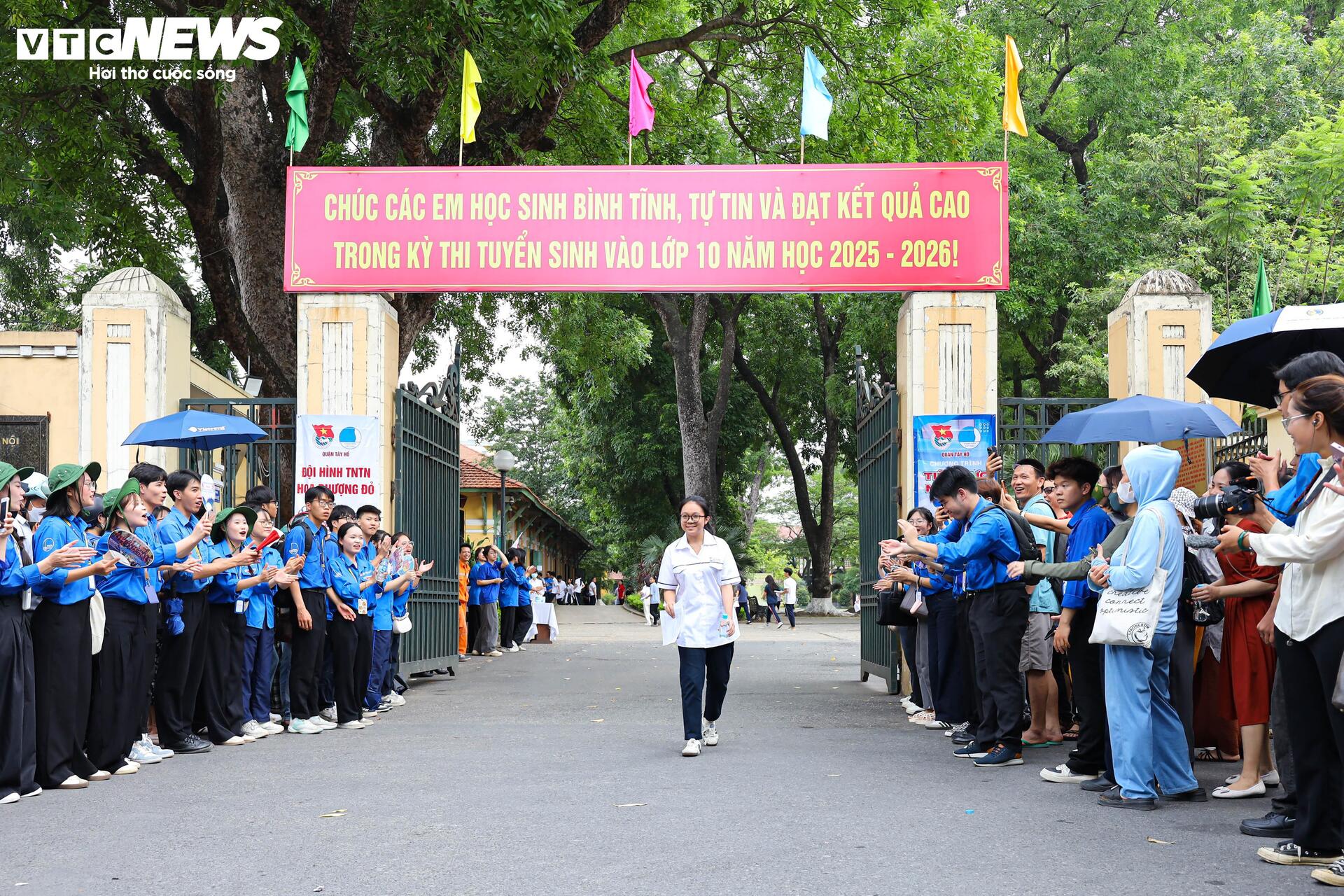 'បុកសញ្ញាសម្គាល់' បេក្ខជនសរសេរ 8 ទំព័រជាប់គ្នា កាន់ 8 ពិន្ទុក្នុងដៃ - 1