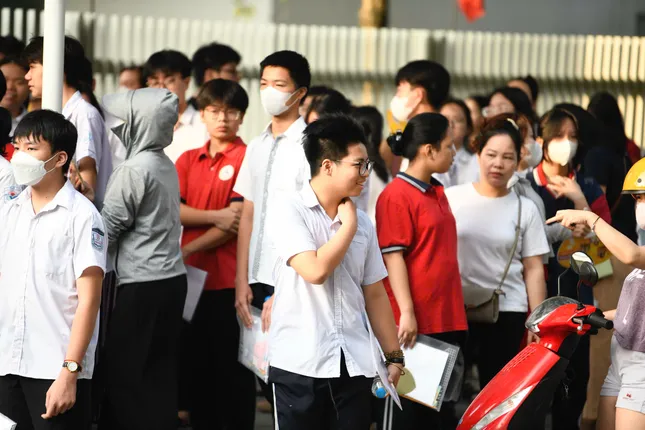 ผู้สมัครฮานอยเกือบ 103,000 คนเข้าสอบวรรณกรรมชั้นมัธยมศึกษาปีที่ 10: คำถามในการสอบที่อัปเดต คำถามที่แก้แล้ว รูปภาพ 2