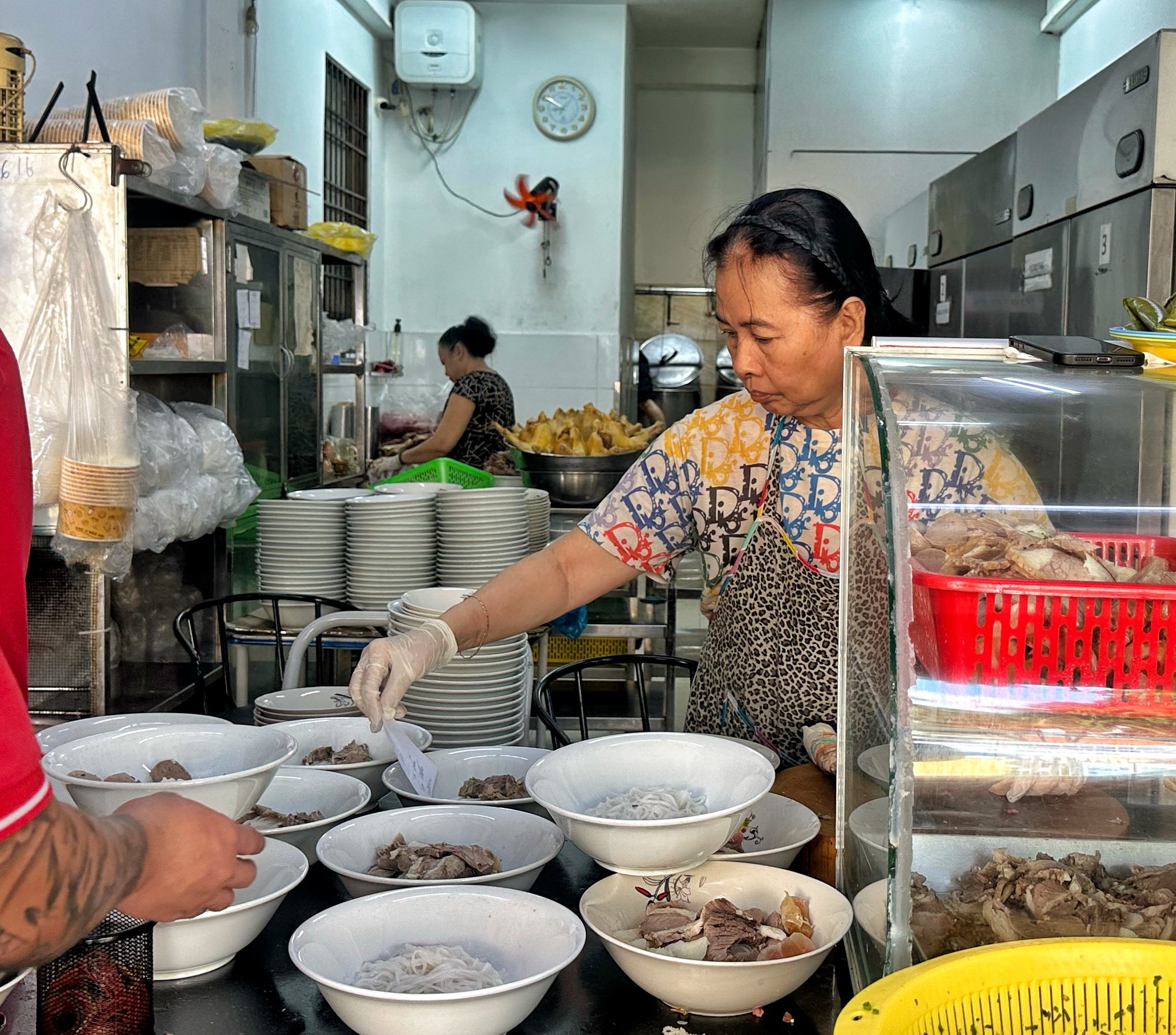 Phở Hòa Pasteur vắng mặt trong Michelin Guide 2025: Quán nổi tiếng giờ ra sao? - Ảnh 7.