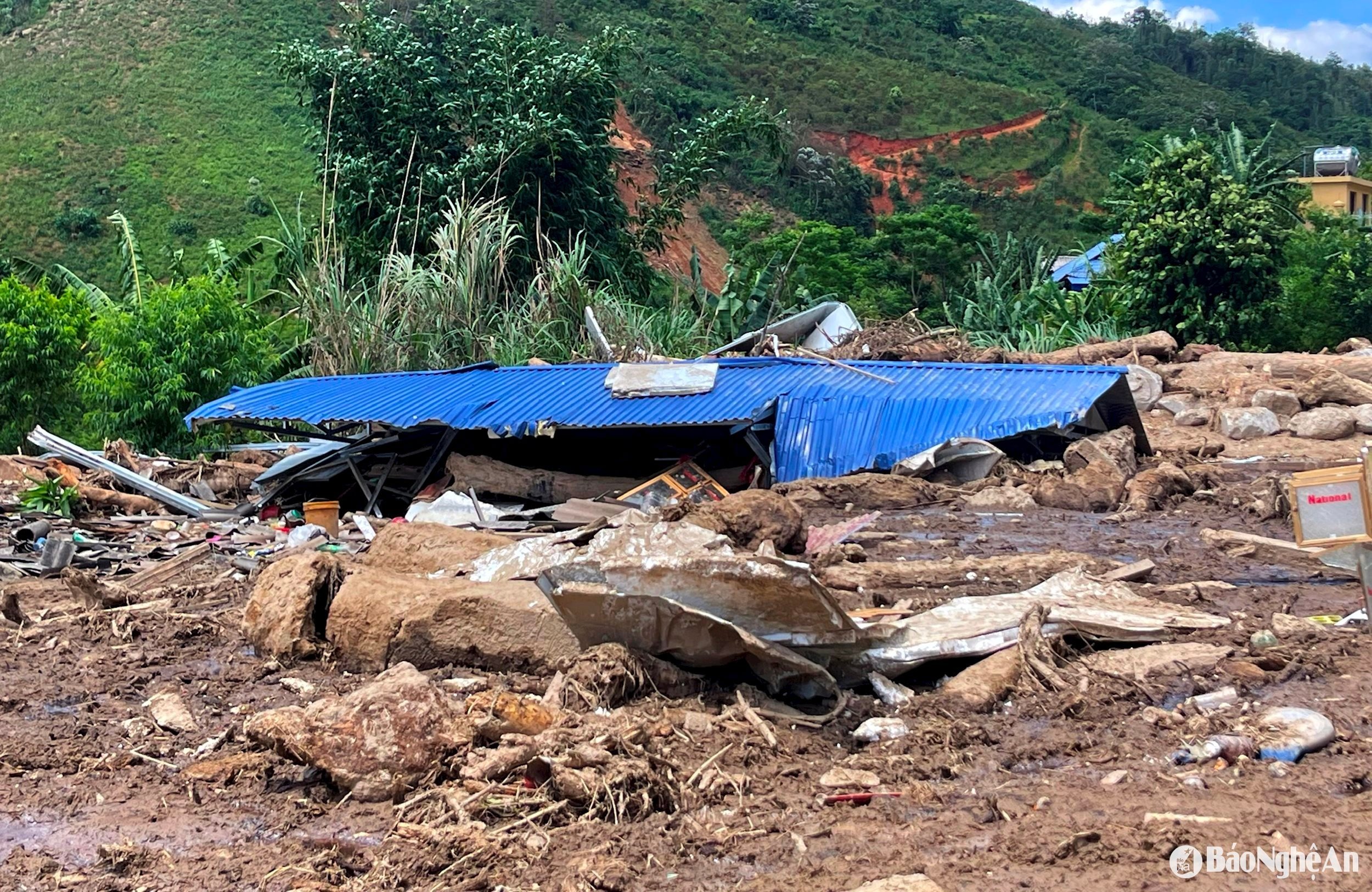 Nhà dân tại xã Hữu Khuông bị vùi lấp hoàn toàn ảnh Quang An