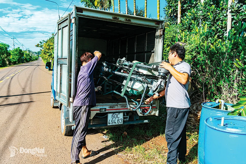 2. Để vận chuyển drone đến vườn, nông dân phải sử dụng xe tải chở theo thiết bị bay cùng bộ sạc chuyên dụng.
