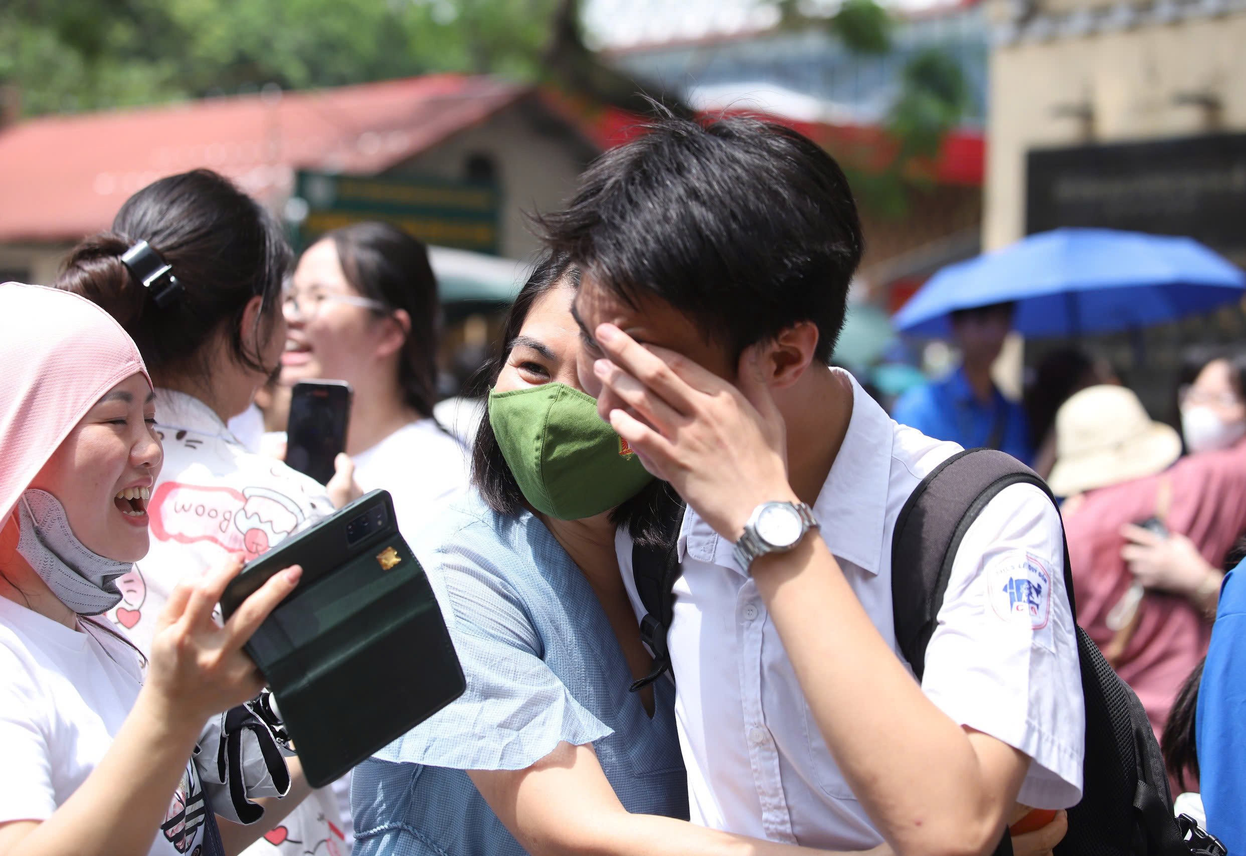 Đề thi toán vừa sức, thí sinh ăn mừng cùng phụ huynh trước cổng trường- Ảnh 10.