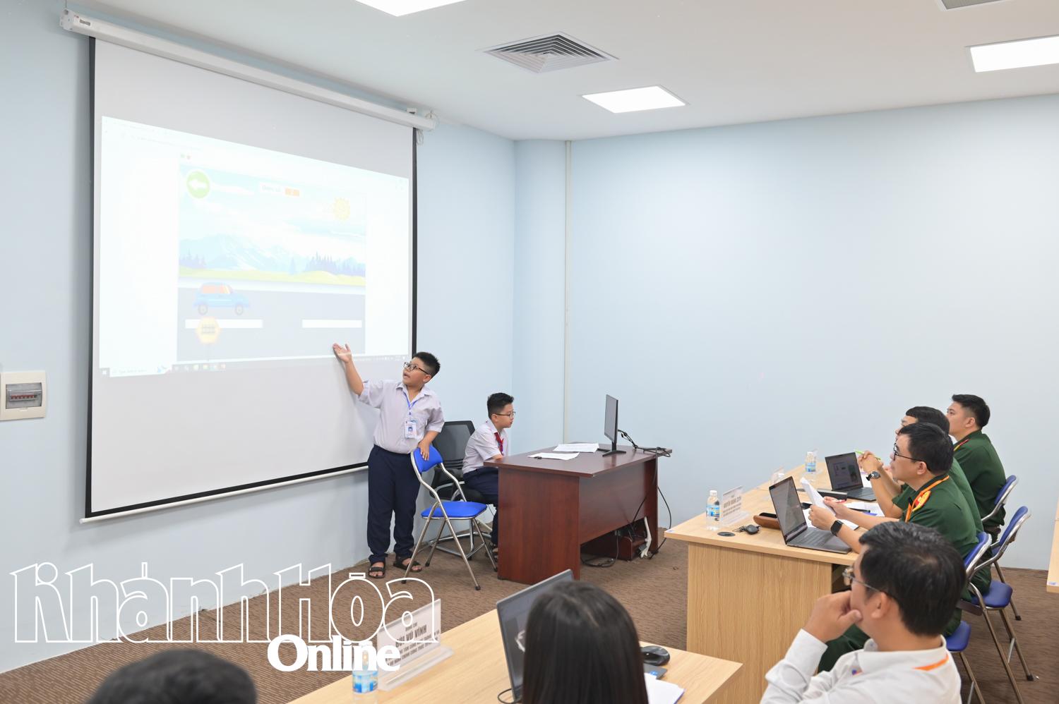 Các thí sinh thuyết minh về sản phẩm phần mềm sáng tạo.