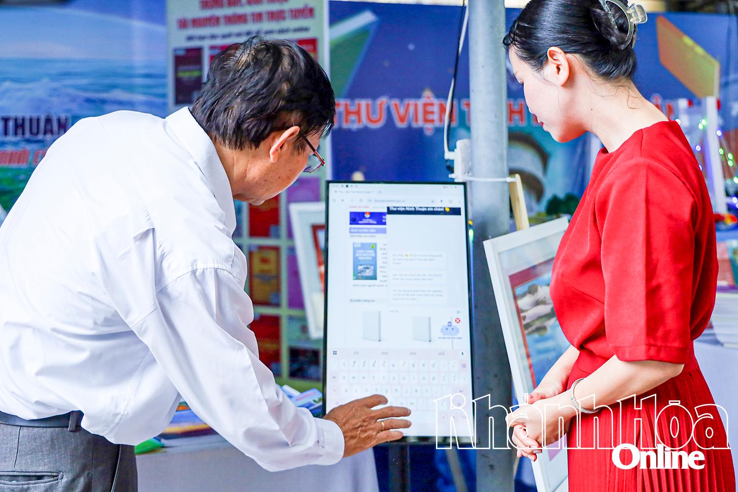 Đọc sách thông qua những ứng dụng số.
