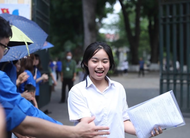 Đề thi toán vừa sức, thí sinh ăn mừng cùng phụ huynh trước cổng trường- Ảnh 8.