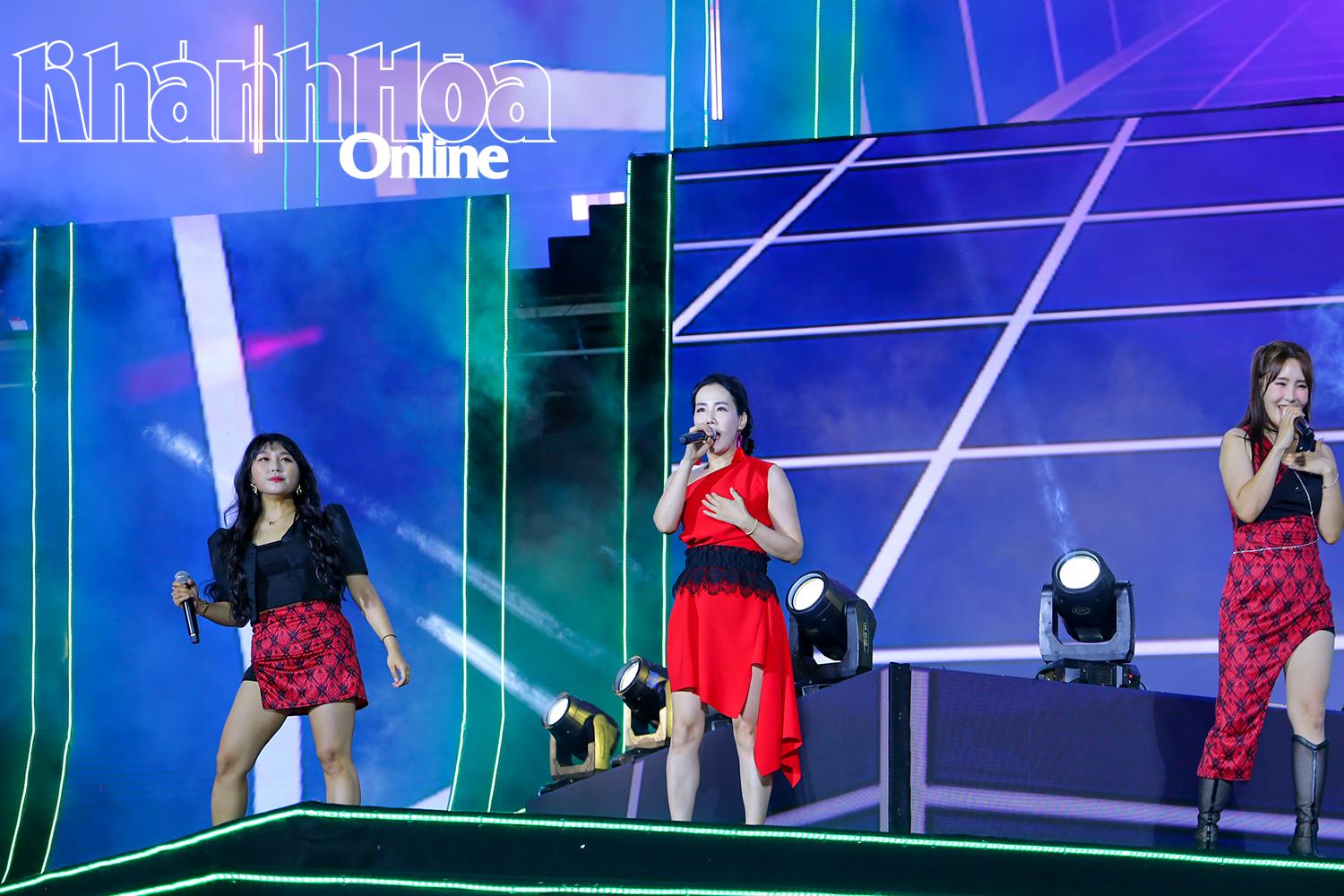 Các nghệ sĩ đến từ Hàn Quốc khuấy động không khí với những tiết mục K.Pop