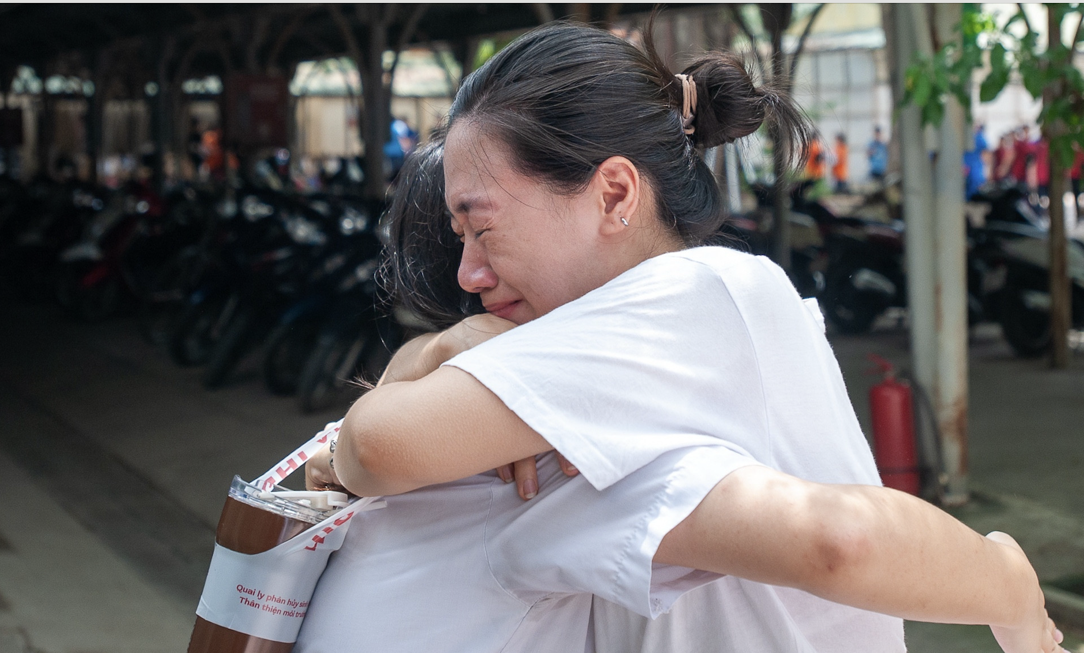 Hình ảnh ngập nước mắt trong ngày cuối kết thúc kỳ thi vào lớp 10 Hà Nội