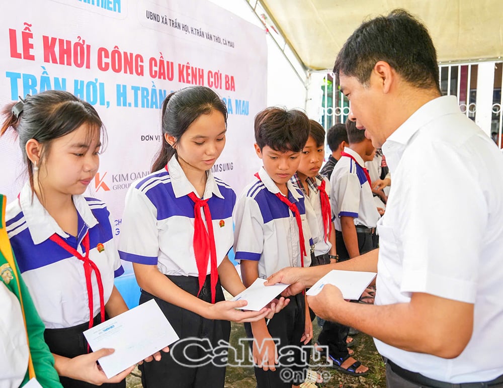 Nhà báo Lâm Hiếu Dũng thay mặt các nhà hảo tâm tặng học bổng đến các em học sinh có hoàn cảnh khó khăn học giỏi