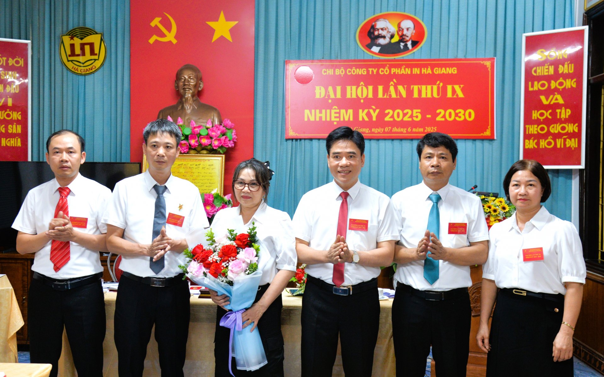 Chi bộ Công ty Cổ phần In Hà Giang tặng hoa chia tay 1 đồng chí thôi không tham gia Chi ủy Chi bộ khóa IX, nhiệm kỳ 2025 - 2030.