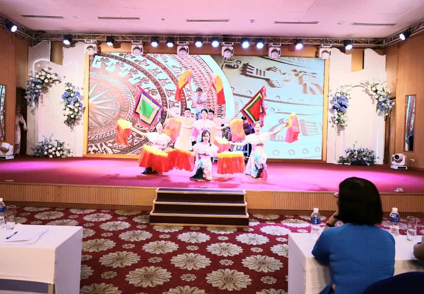 Phần thi chào hỏi của đội thi Bệnh viện đa khoa tỉnh Hòa Bình.
