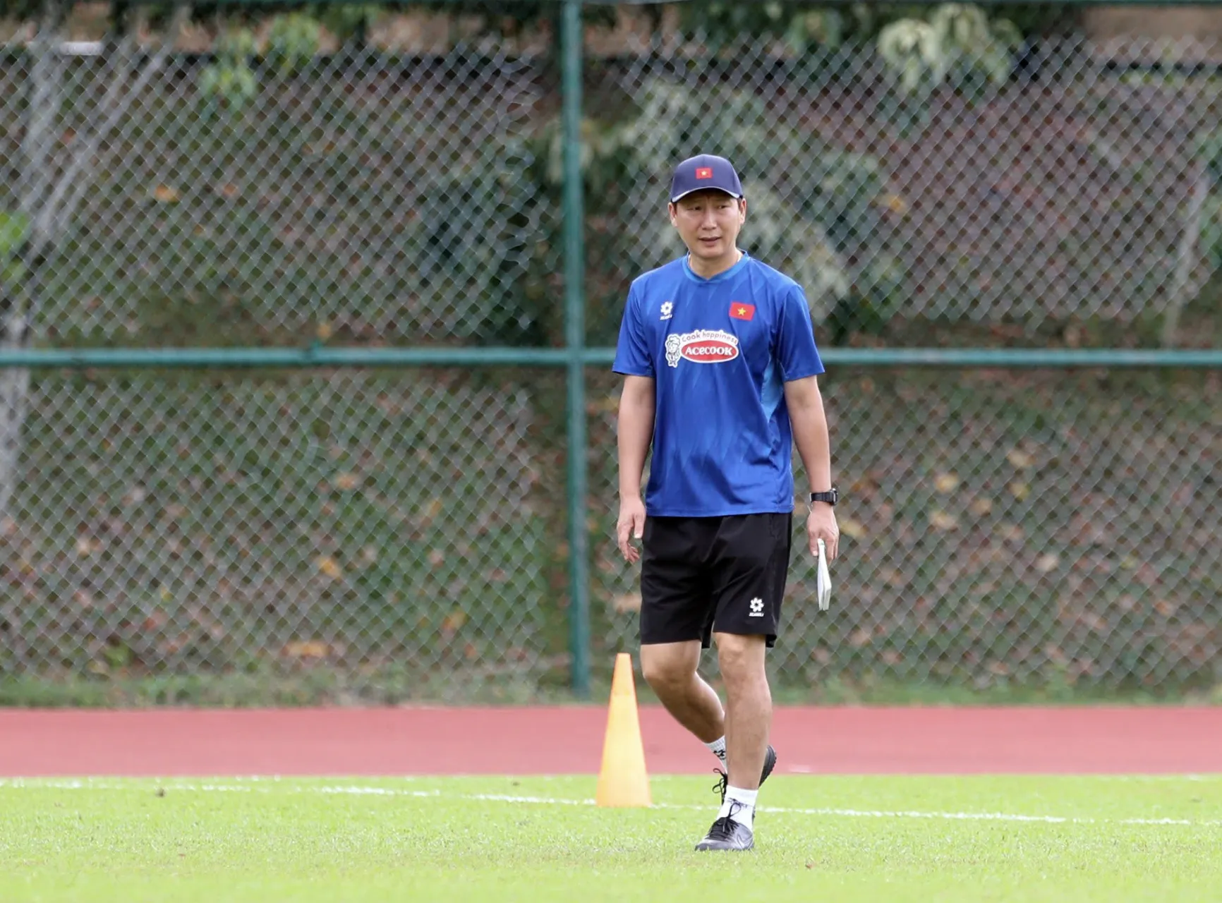 Ông Kim Sang-sik ưu tư nhìn đội tuyển Việt Nam đội nắng 'rèn công' đấu Malaysia ảnh 10