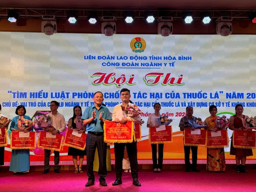 Ông Lê Duy Long – Chủ tịch Công đoàn Ngành Y tế, trưởng ban tổ chức hội thi trao giải nhất cho đội thi Bệnh viện đa khoa tỉnh Hòa Bình.