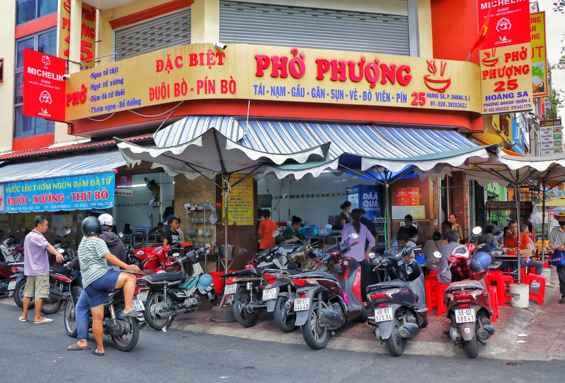 Độc nhất TP.HCM: 2 quán phở khác nhau của chị em ruột, Michelin khen 3 năm liền - Ảnh 1.
