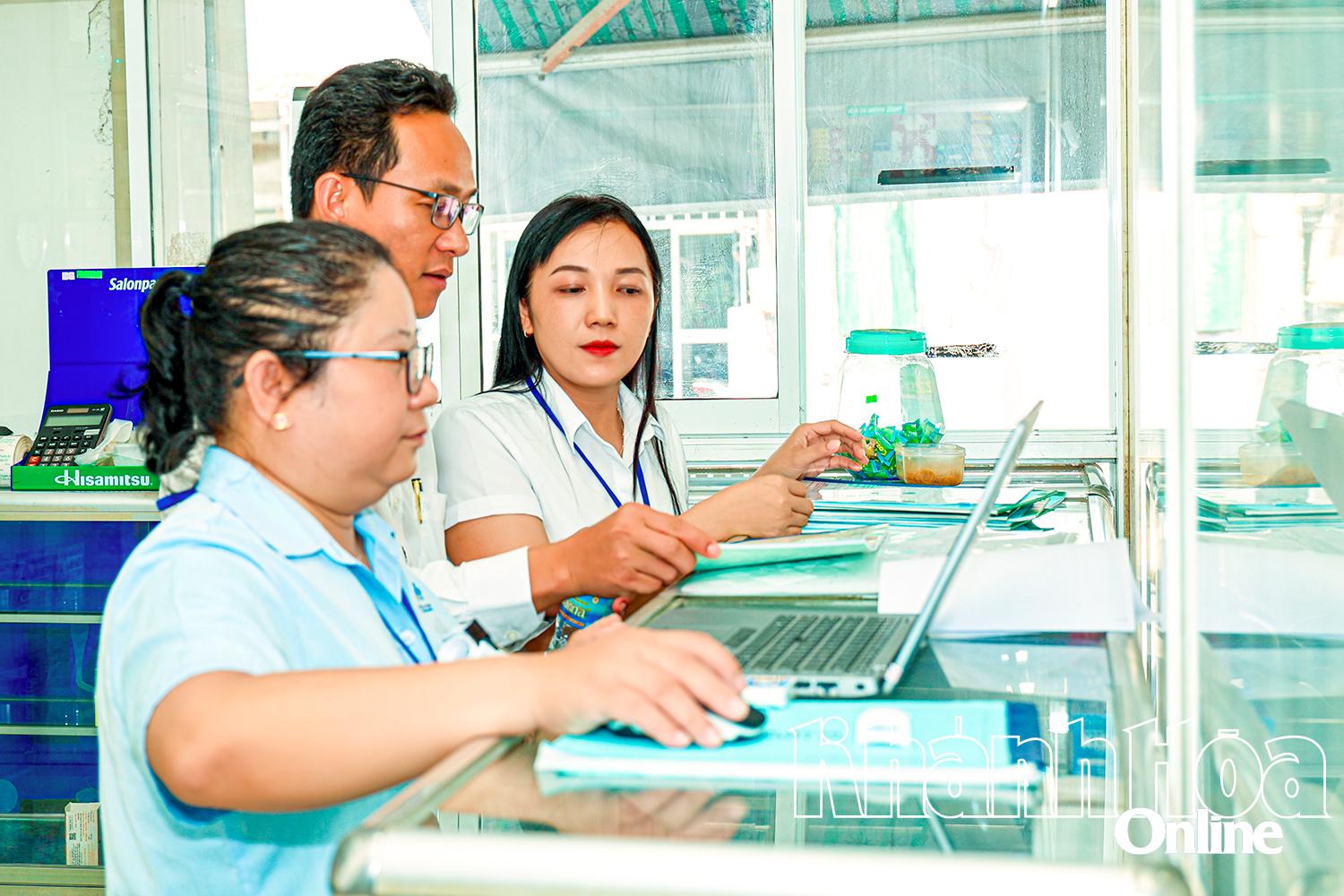 Các thành viên đoàn kiểm tra việc ghi chép sổ sách, lập danh mục thuốc theo quy định.
