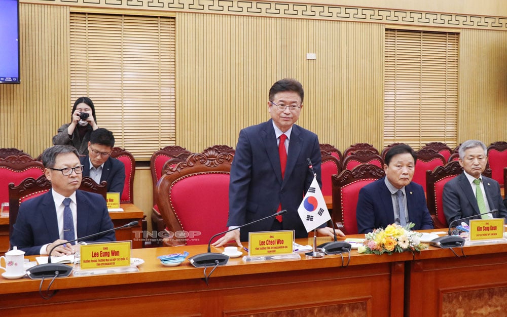 M. Lee Cheol Woo, gouverneur de la province de Gyeongsang du Nord, s'exprime lors de sa visite et de son travail dans la province de Thai Nguyen, le 15 décembre 2022. Photo : T.L