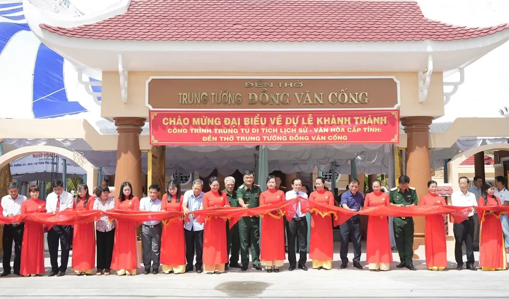 គណៈប្រតិភូបានធ្វើពិធីកាត់ខ្សែបូ ដើម្បីសម្ពោធការស្តារ និងជួសជុលប្រាសាទបុរាណ និងវប្បធម៌ខេត្តរបស់ឧត្តមសេនីយ៍ឯក Dong Van Cong។ រូបថត៖ ភី.ធី