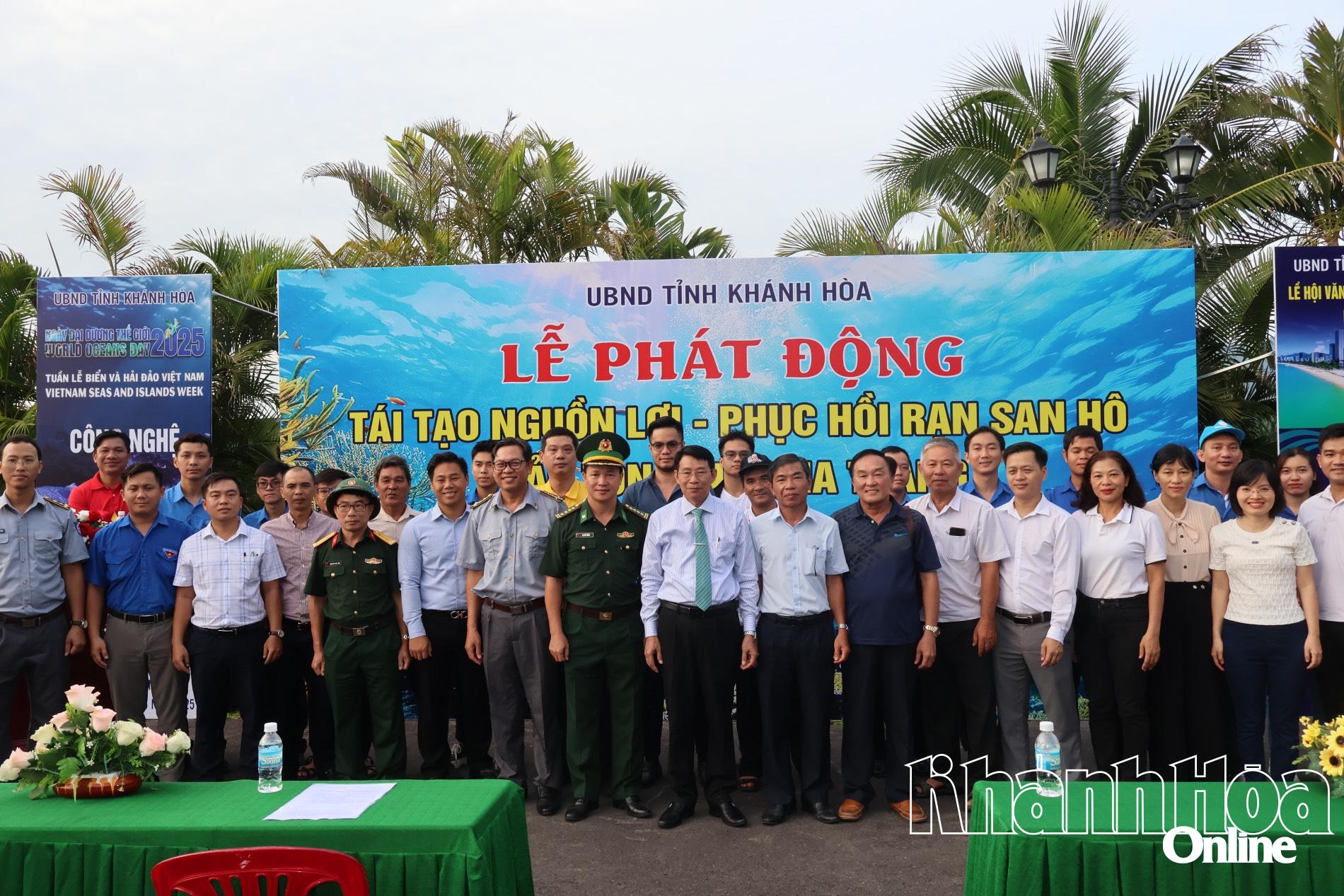 Các đại biểu chụp hình lưu niệm tại lễ phát động.