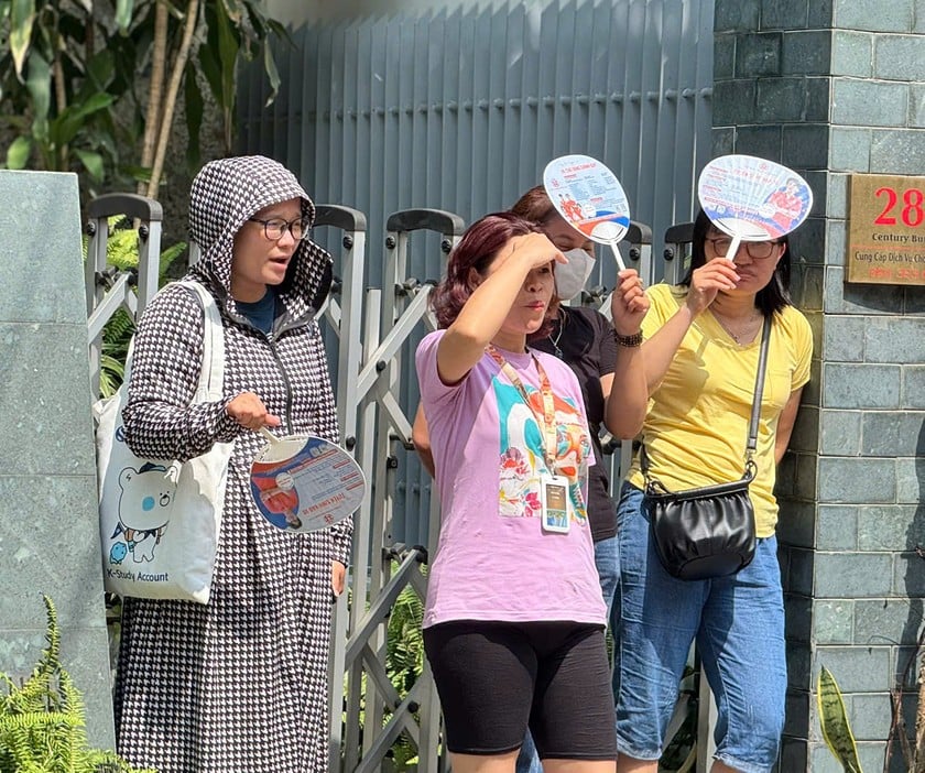 Phụ huynh đứng nắng chờ con ngoài điểm thi