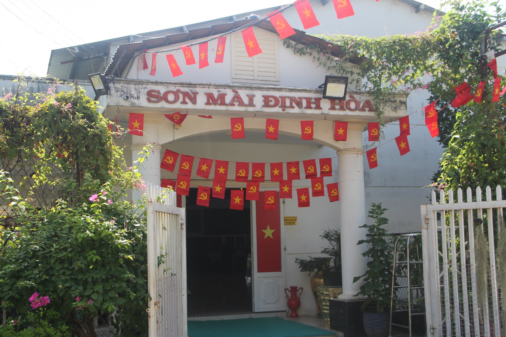 Cơ sở sơn mài Định Hòa tọa lạc tại 81 đường Hồ Văn Cống, phường Tương Bình Hiệp TP Thủ Dầu Một.