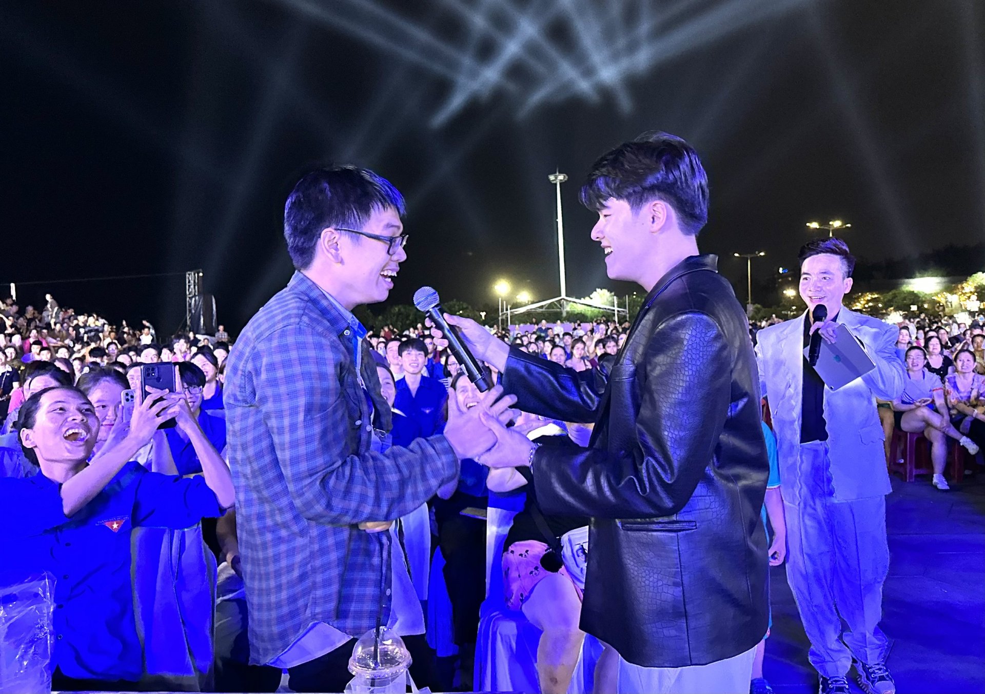 Một bạn trẻ giao lưu với Raper: Viết Đồng. Ảnh: YÊN LAN