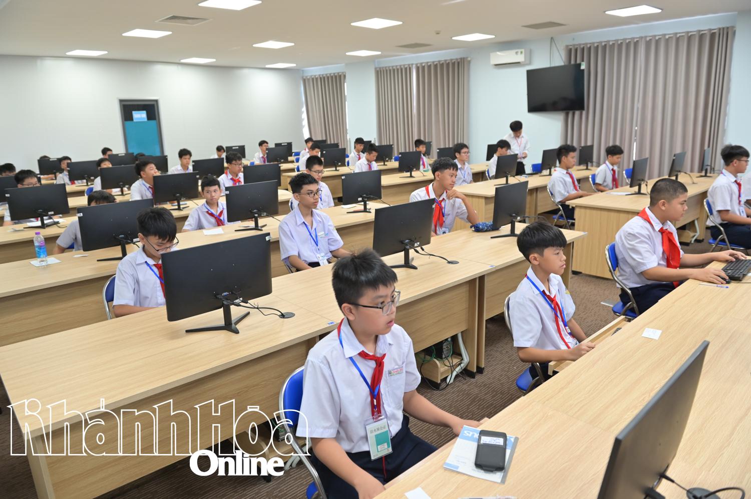 Các thí sinh thi giải toán.