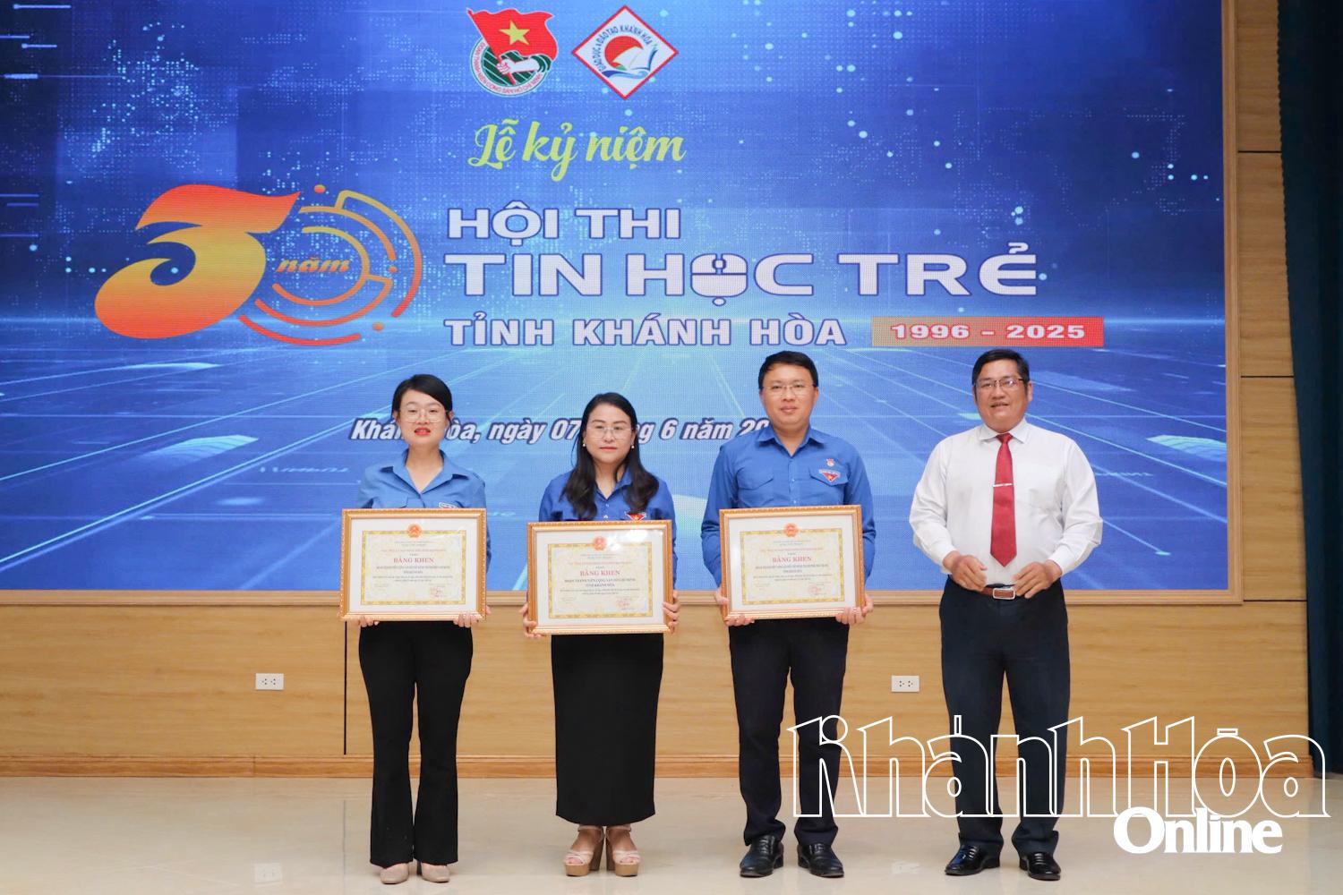Các tập thể nhận bằng khen của UBND tỉnh.