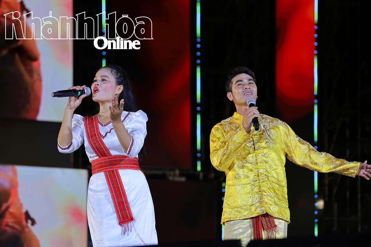 Hai ca sĩ đến từ tỉnh Ninh Thuận gửi tới khán giả những giai điệu ngọt ngào của ca khúc “Tỉnh làng Gốm”.