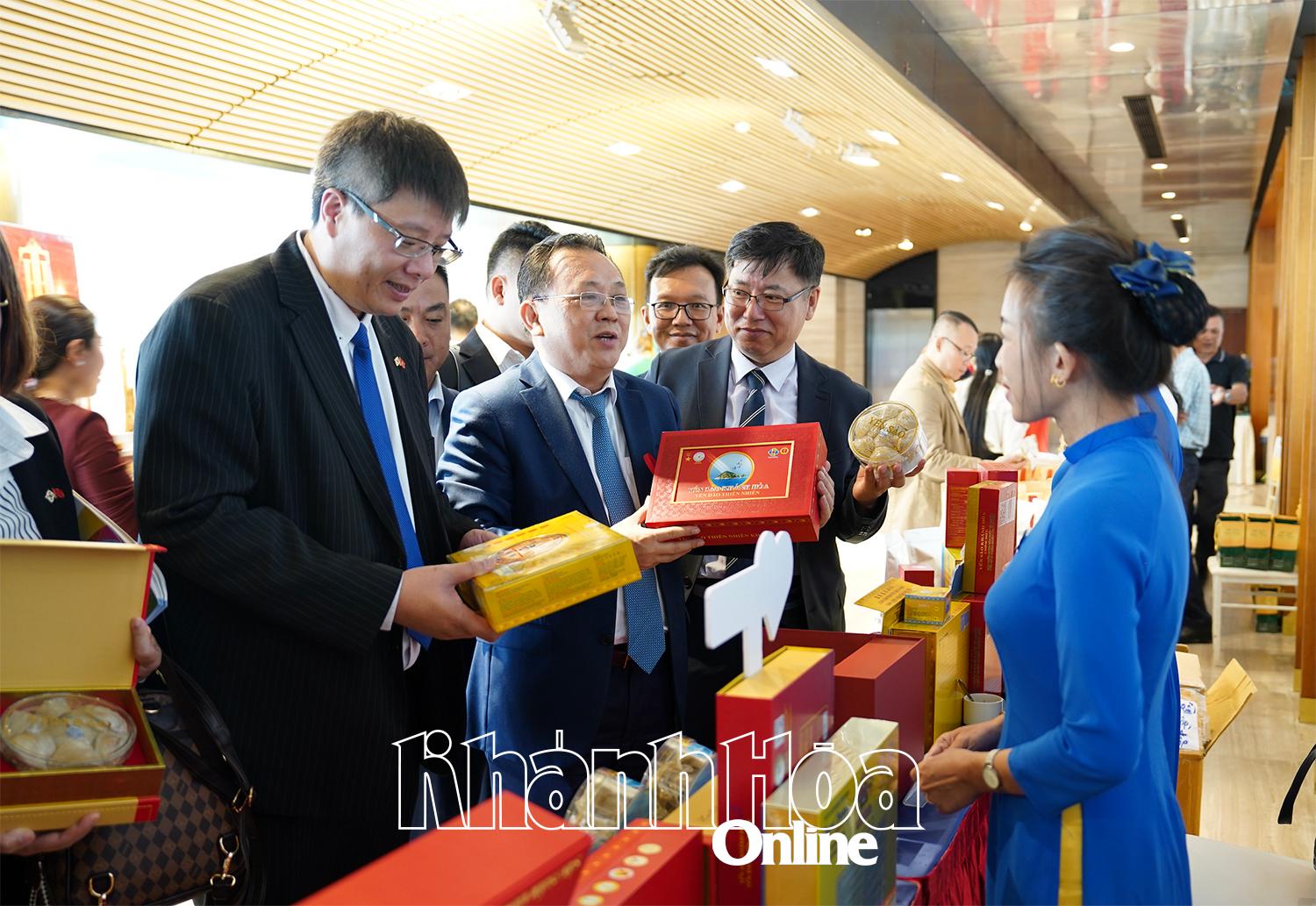 Provinzführer und koreanische Unternehmen besuchen Stände, an denen typische Produkte aus Khanh Hoa ausgestellt sind.