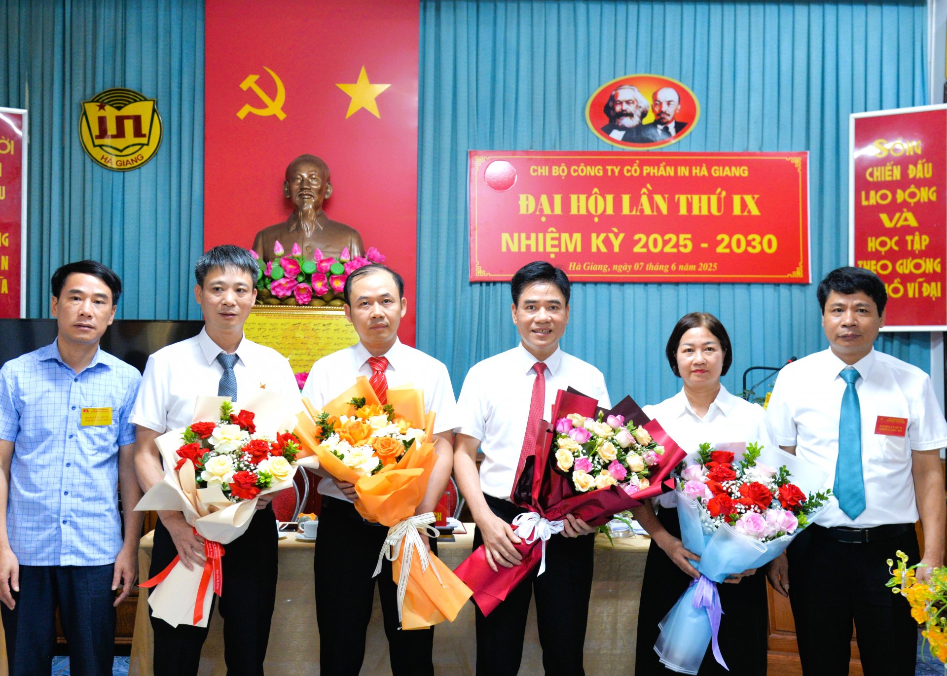 Lãnh đạo Ban Tuyên giáo và Dân vận Thành ủy Hà Giang tặng hoa chúc mừng các đồng chí Chi ủy Chi bộ Công ty Cổ phần In Hà Giang khóa IX, nhiệm kỳ 2025 - 2030.
