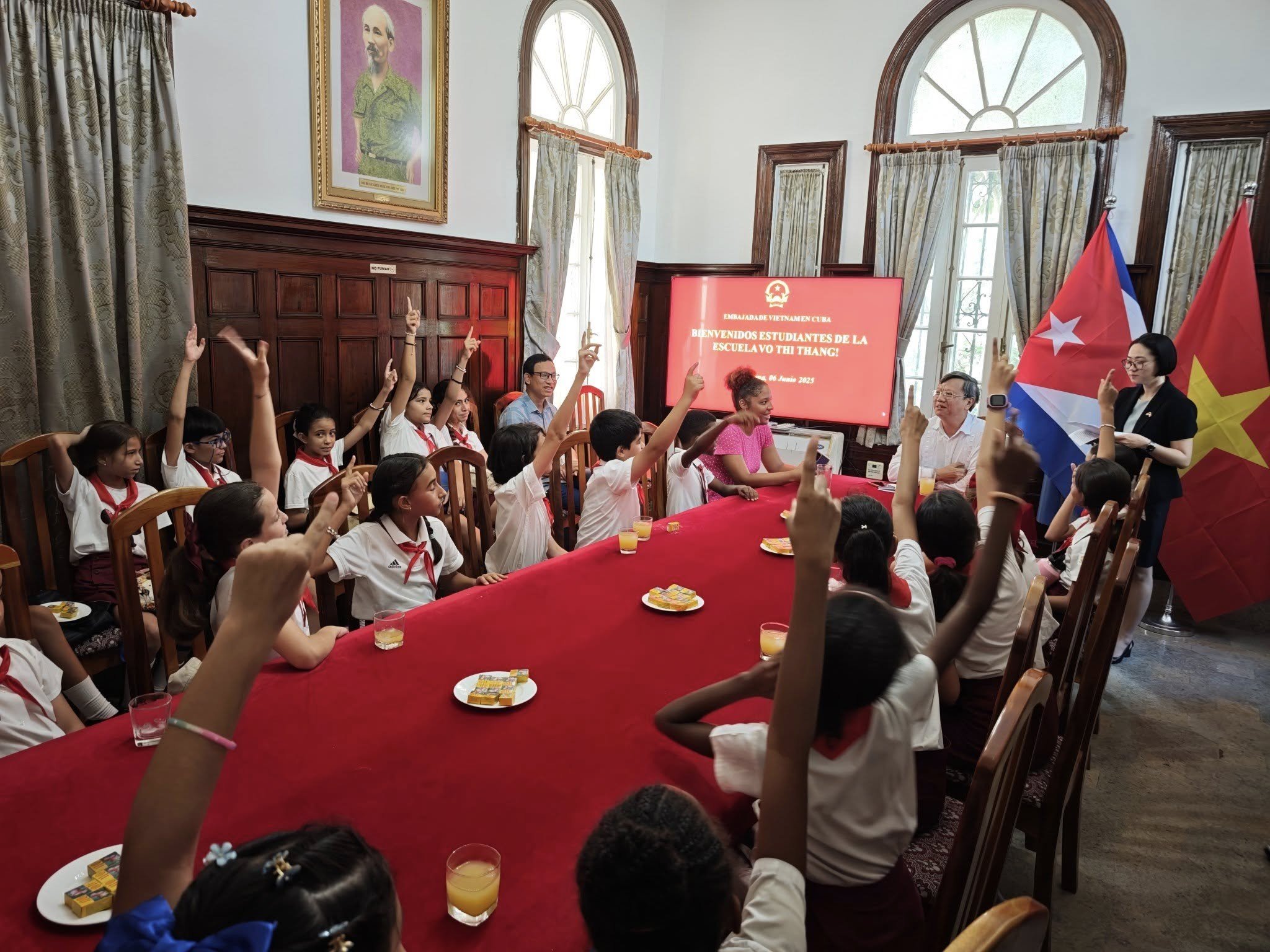 Học sinh Trường Tiểu học Võ Thị Thắng (La Habana) tham gia trò chơi đố vui về kiến thức Việt Nam và quan hệ song phương Việt Nam - Cuba