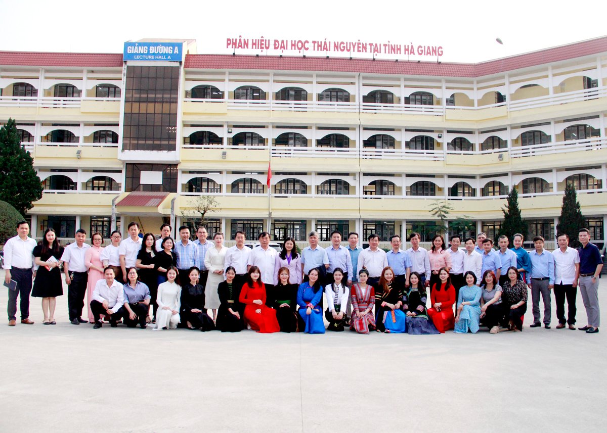 Phân hiệu Đại học Thái Nguyên tại Hà Giang,  nơi tạo cơ hội học tập cho nhiều sinh viên đồng bào dân tộc thiểu số trên địa bàn tỉnh.

