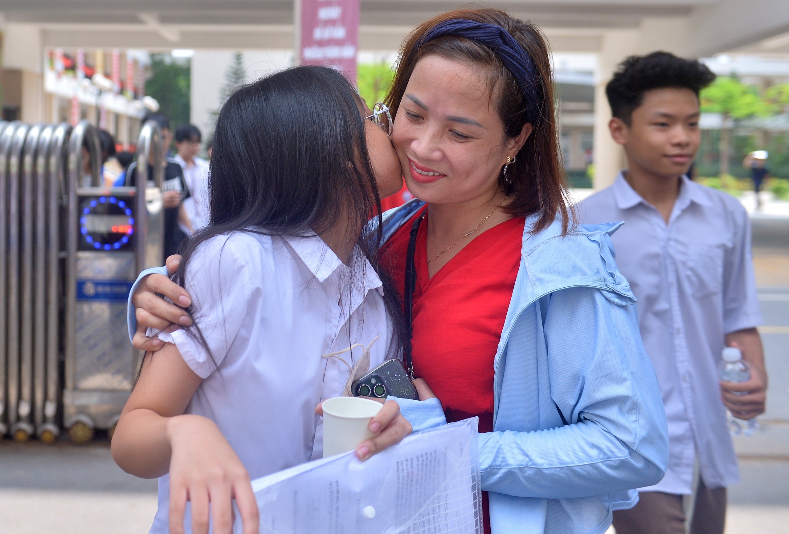 Đề thi toán vừa sức, thí sinh ăn mừng cùng phụ huynh trước cổng trường- Ảnh 1.