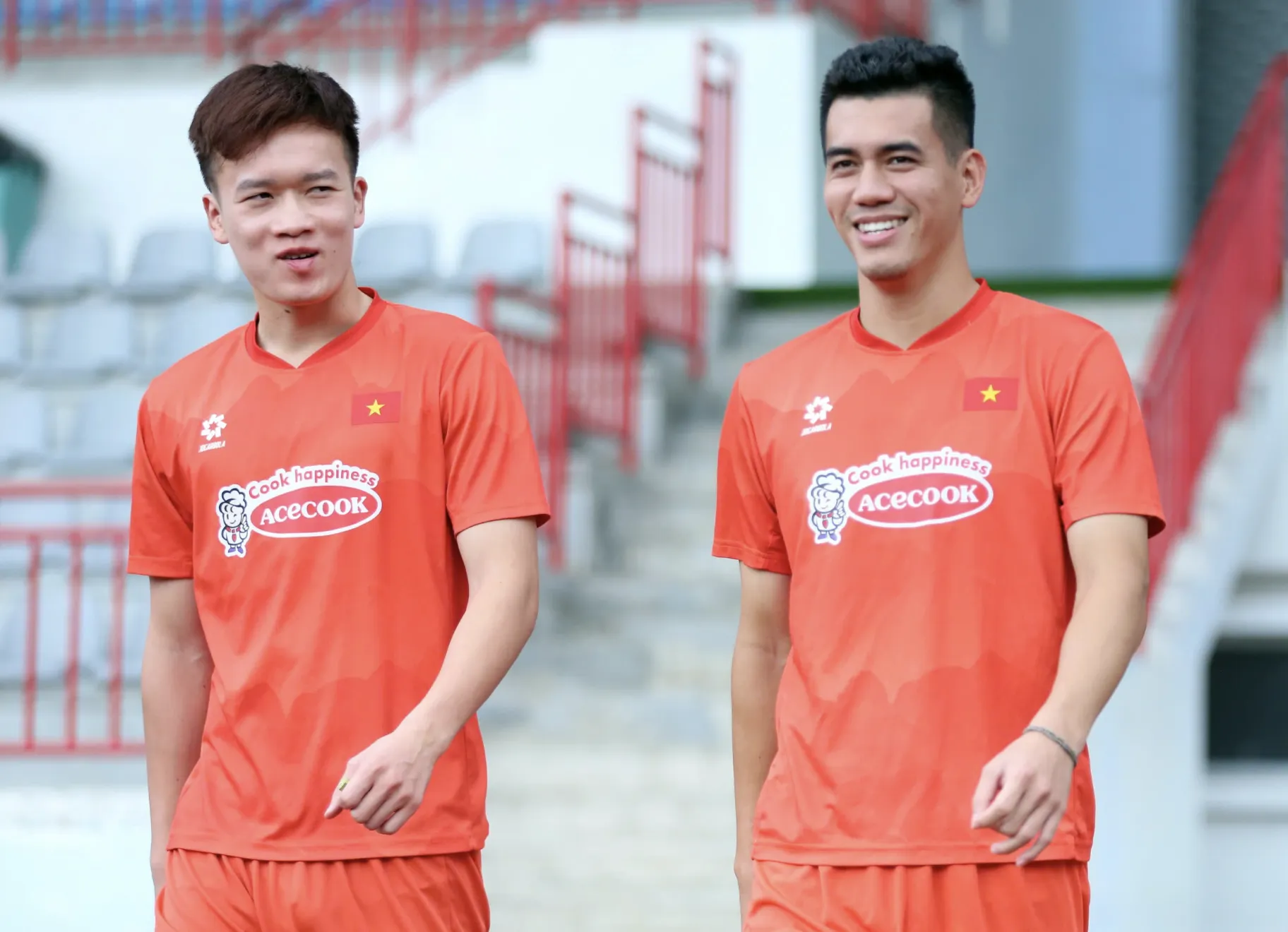 Ông Kim Sang-sik ưu tư nhìn đội tuyển Việt Nam đội nắng 'rèn công' đấu Malaysia ảnh 6