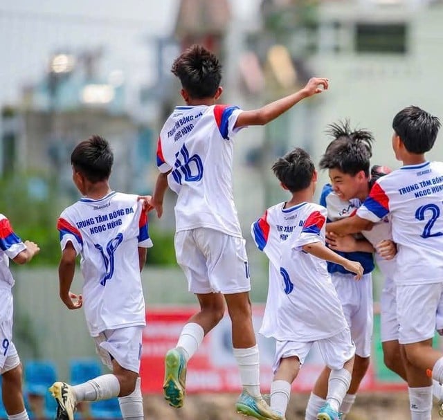 Hơn 1 thập kỷ, cựu cầu thủ Lưu Ngọc Hùng chắp cánh ước mơ cho nhiều tài năng trẻ - Ảnh 4.